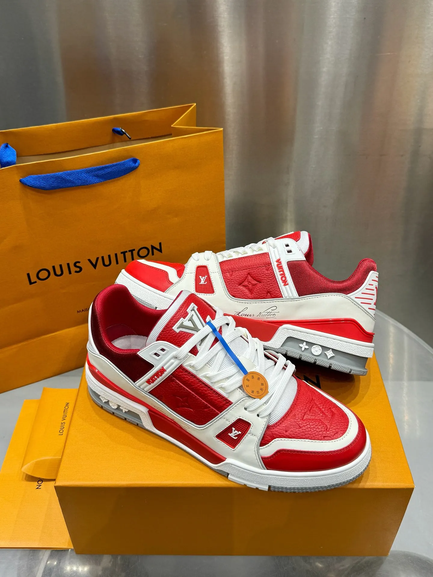 👟👟Ex-factory price 740👟👟 LOUIS VUITTON - the best-looking sneakers by Virgin Abloh, Lv Brand strongly recommends new products, official website limited edition retro basketball sneakers! Both high-top and low-top models spent money to purchase the original 1:1 accurate replica, the details are invincible, full of sincerity, imported custom-made original cowhide, the original package method is the same, the details are 100% restored, the private model customizes the original one-piece TPU outsole, which is different from other brands, without the original version, this effect cannot be achieved! LV’s best-looking couple shoes in the past, don’t miss it! Size: 35-45